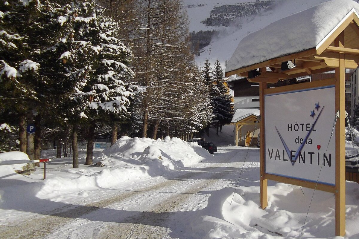 A sign that says hotel de la valentin on it