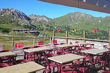 Le Dou du Praz Restaurant, Plagne Villages restaurant terrasse