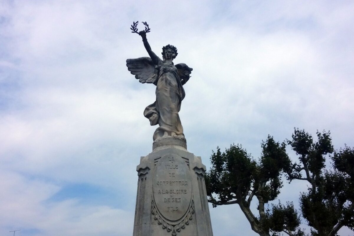 Carpentras Memorial Statue