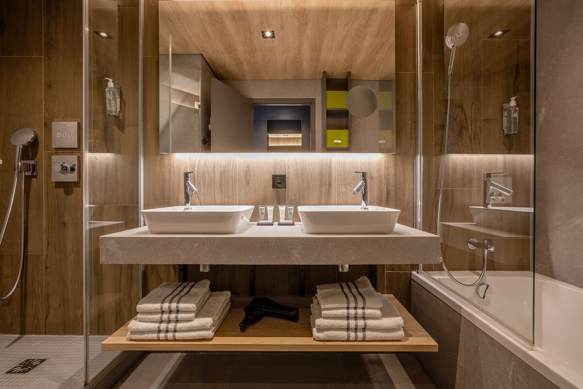 A bathroom with two sinks and a bathtub