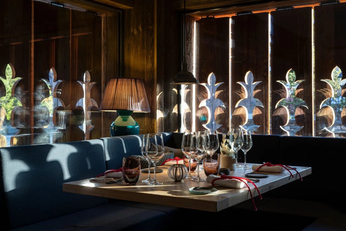 A table with wine glasses and a lamp on it