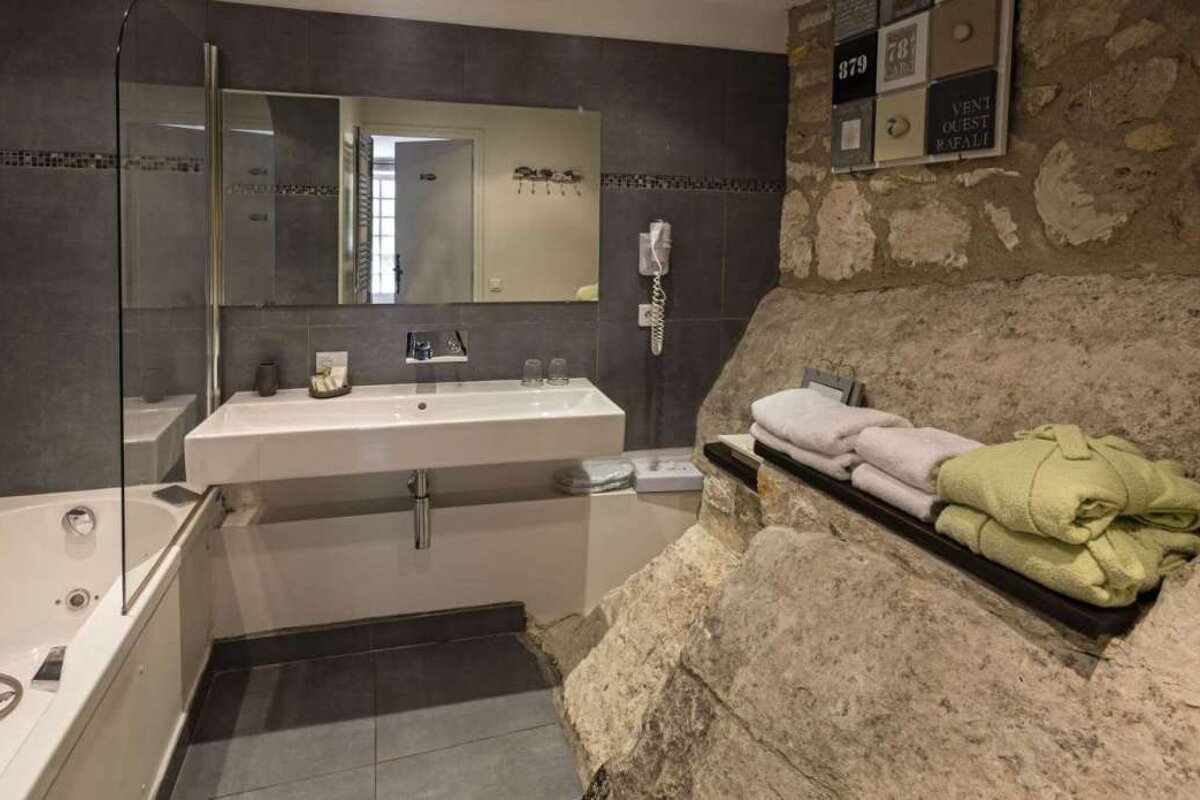 Le Mas d'Aigret Hotel, Les Baux bathroom