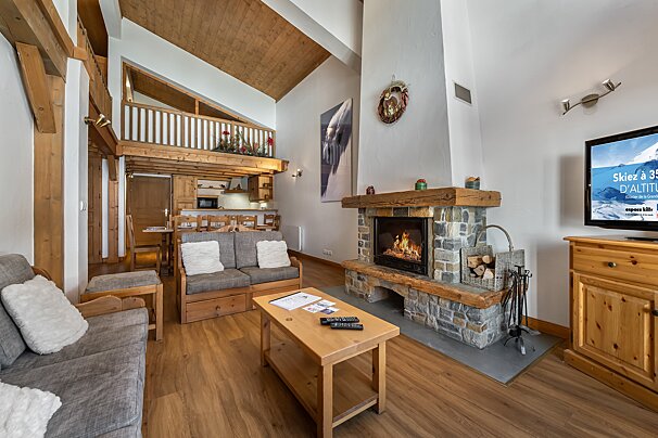 A living room with a fireplace and a tv that says skier a 39