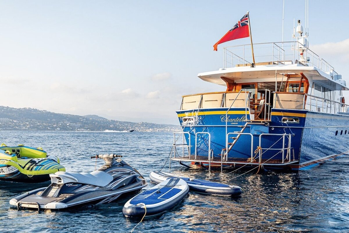 A blue yacht, 