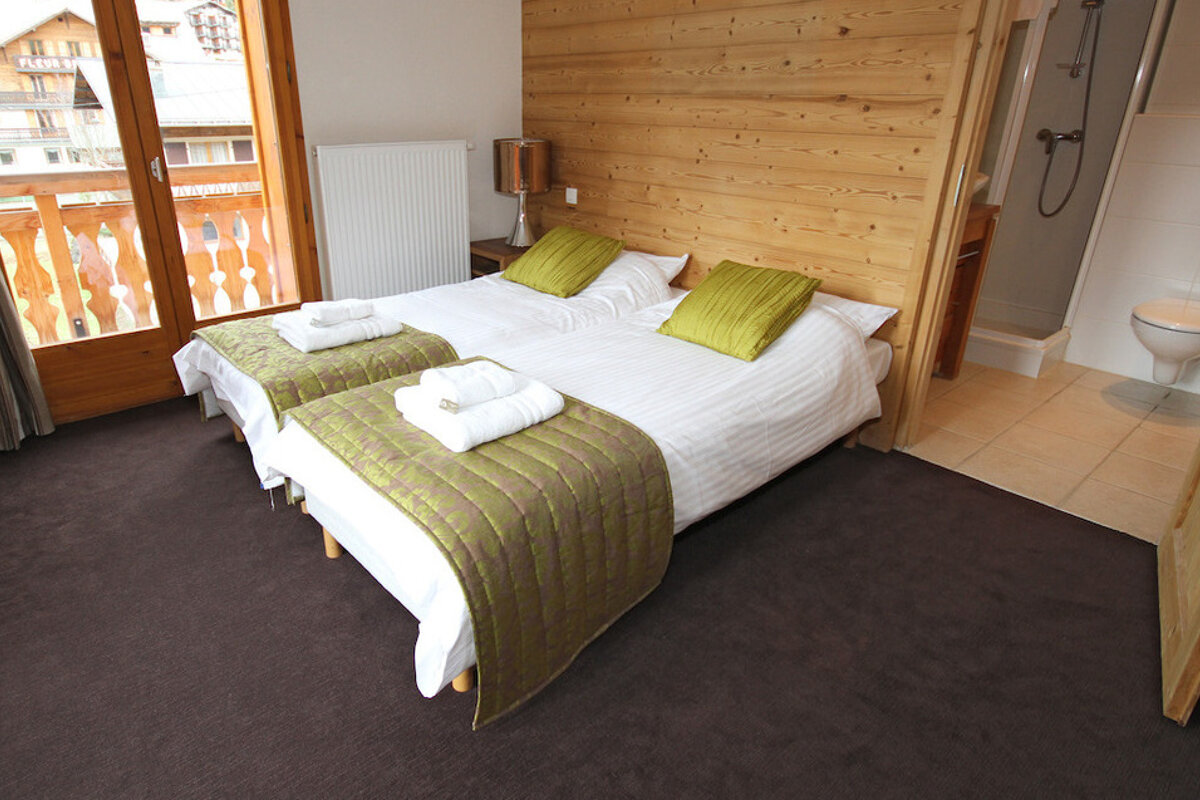 l'Aiglon de Morzine - No.2 Apartment, Morzine double bedroom