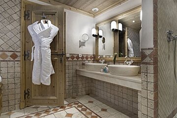 Les Sorbiers Chalet, Courchevel 1850 bathroom