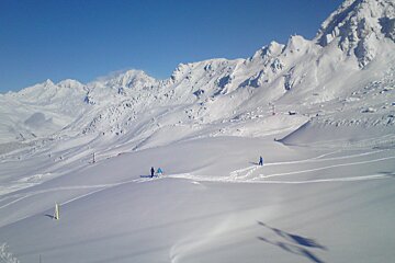 skiers off piste in les arcs