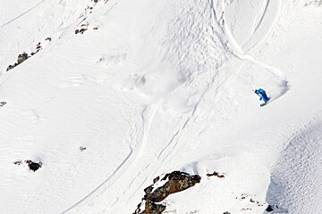 Off piste snowboarding in Brevant Chamonix