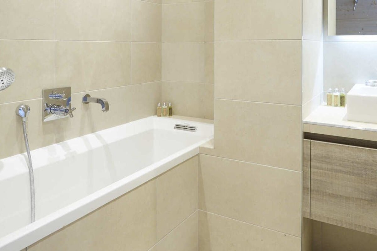 Cygnaski Apartment, Val d'Isere - Centre bathroom