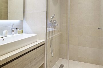 Cygnaski Apartment, Val d'Isere - Centre bathroom