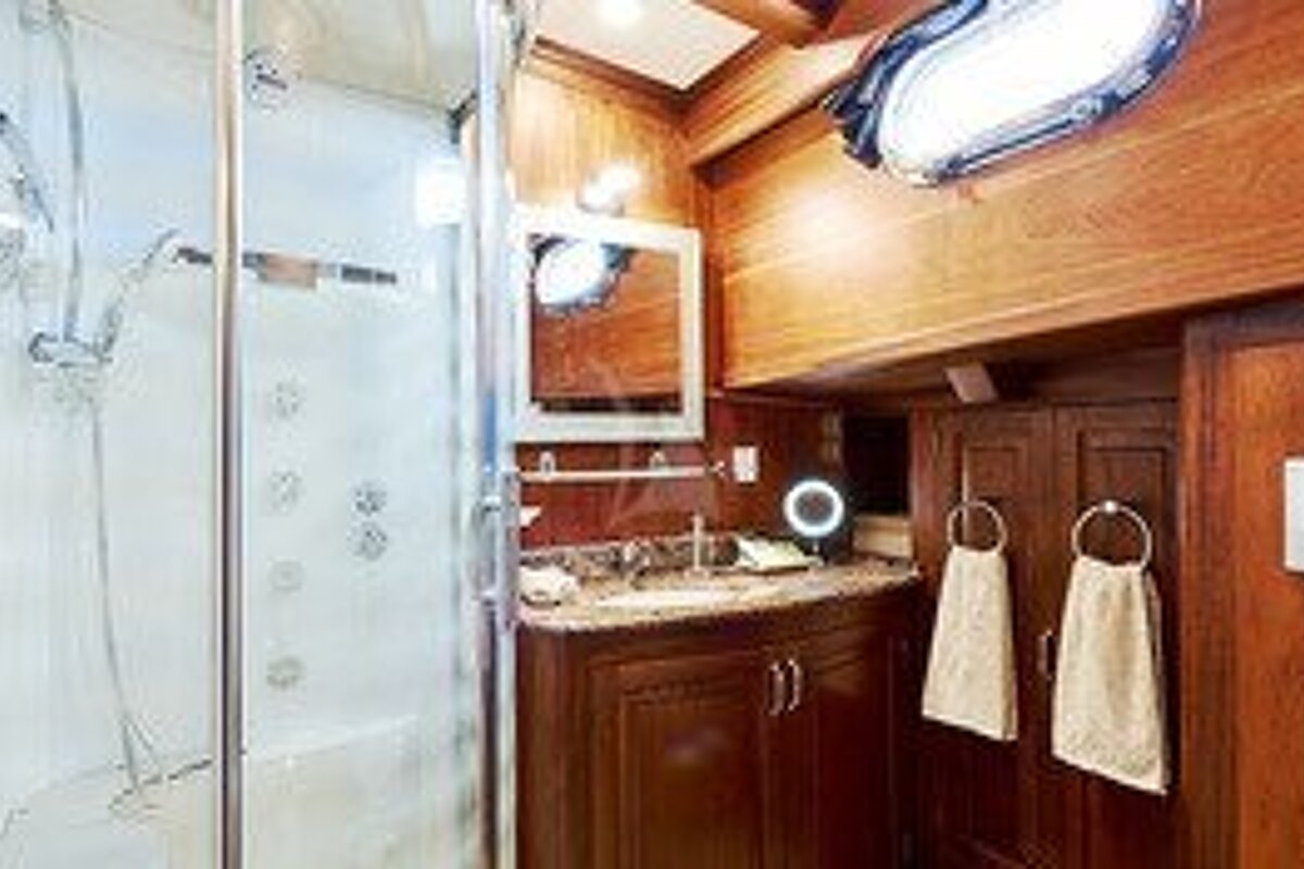 Goleta Turka 114' 35m Sailing Yacht, bathroom