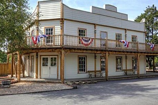 Le Village Western Campsite, Exterior