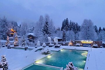 A swimming pool with a sign that says nivos on it