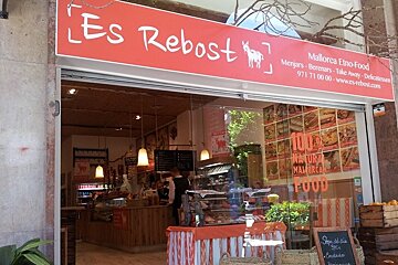 a picture of the outside of a cafe restaurant and deli in Palma