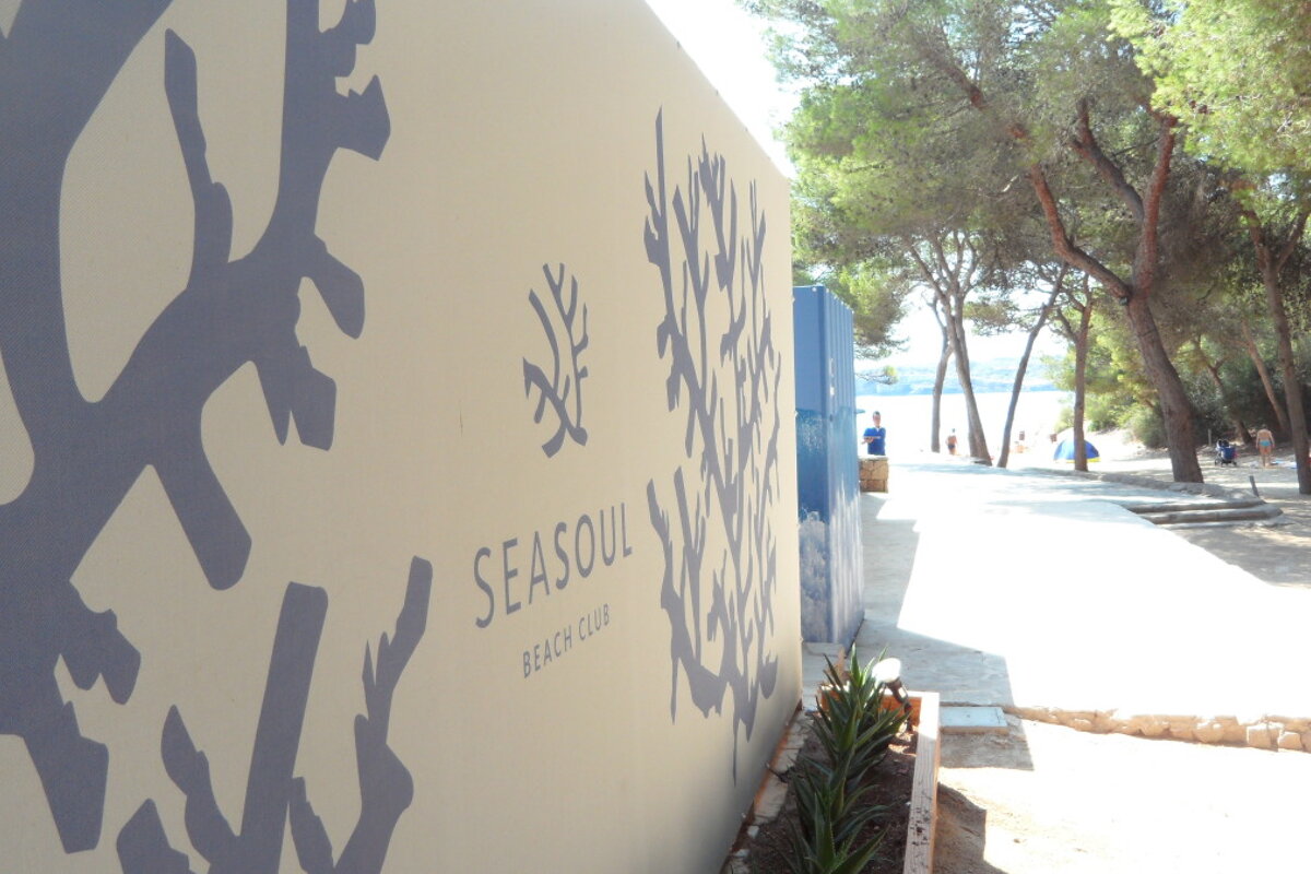 Teh exterior of the beacj club at cala barca