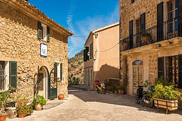 Deia village square