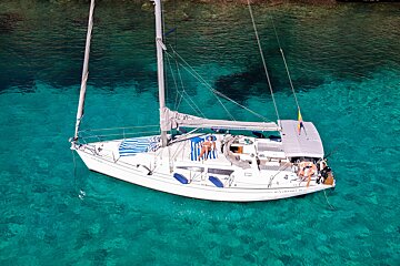 A sailboat with the name esperanza on the side