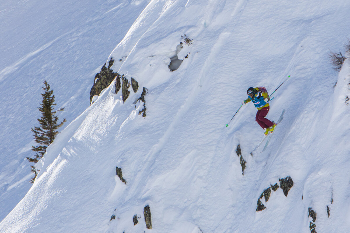 a female skier in comeptition