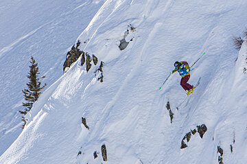 a female skier in comeptition