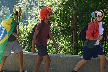 3 guys in fancy dress on alpe d'huez