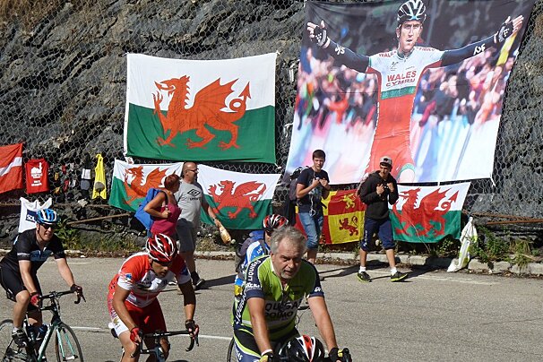 cyclists on alpe d'huez