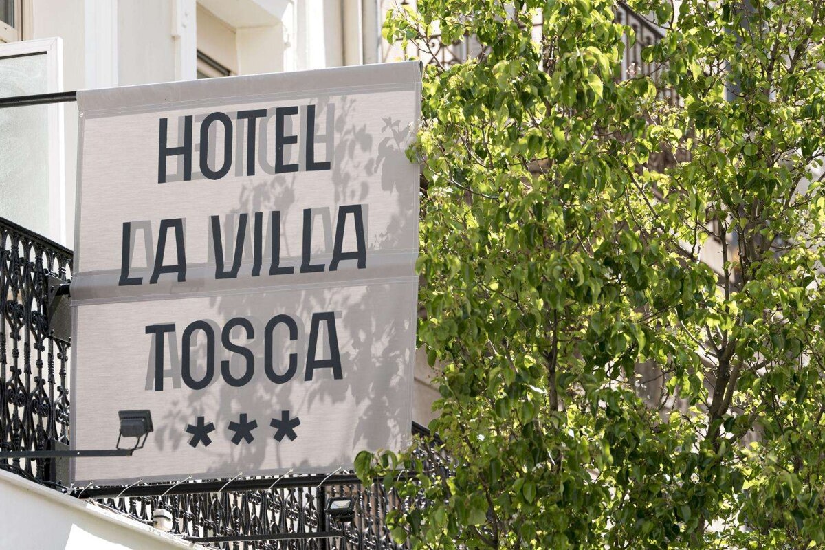 A sign that says hotel la villa tosca on it