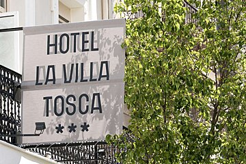 A sign that says hotel la villa tosca on it