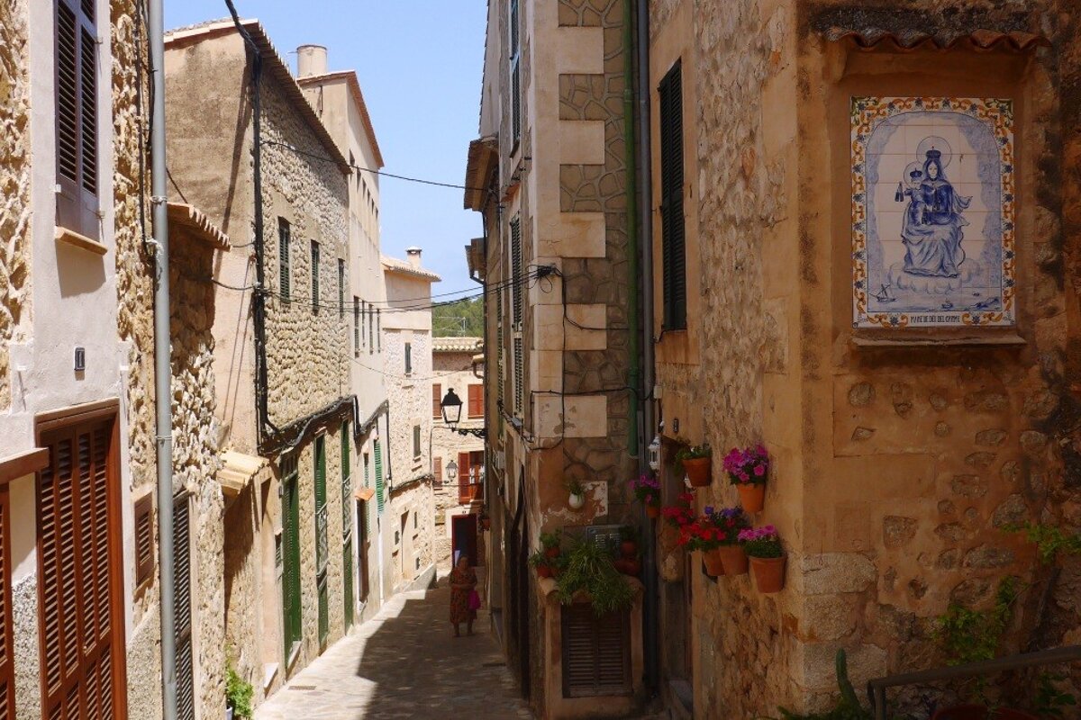 quaint little streets in estellenc mallorca