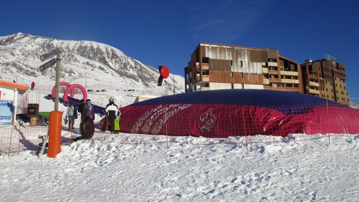 Big Air Bag sur les domaines skiables de France - France Montagnes - Site  Officiel des Stations de Ski en France