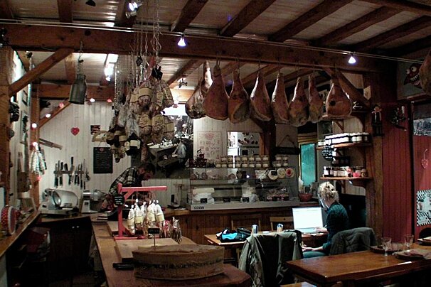 Chez le Gaulois Restaurant, Les Deux Alpes interior
