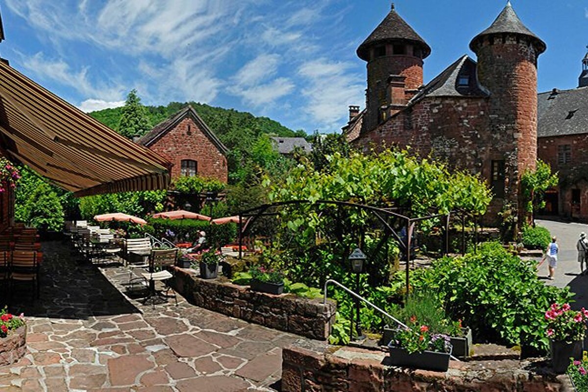 Saint Jacques de Compostelle Restaurant, Collonges-la-Rouge garden