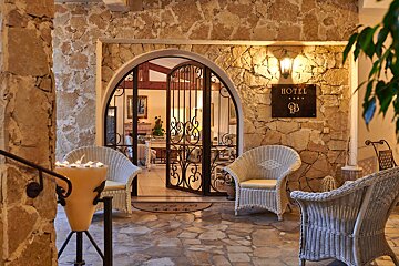 Wicker chairs and a sign that says hotel on it