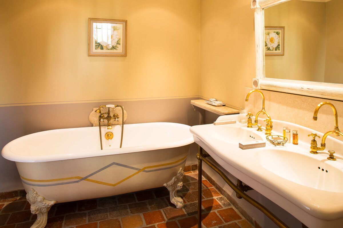 A bathroom with a claw foot tub and two sinks