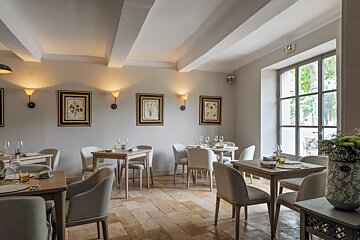 Maison Hache Restaurant, Eygalieres interior