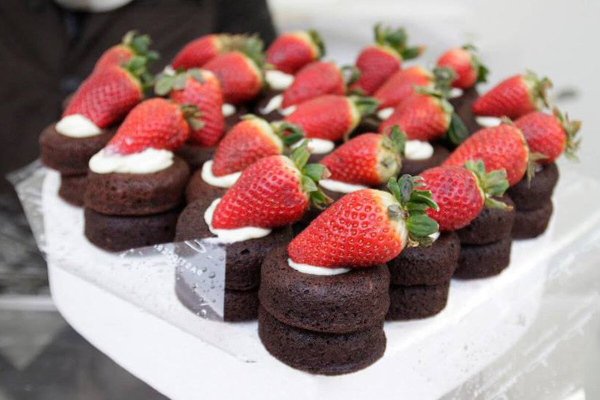 chocolate sponge cakes with cream & strawberries