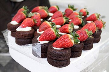 chocolate sponge cakes with cream & strawberries