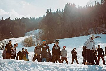 competitors lining up to take a jump