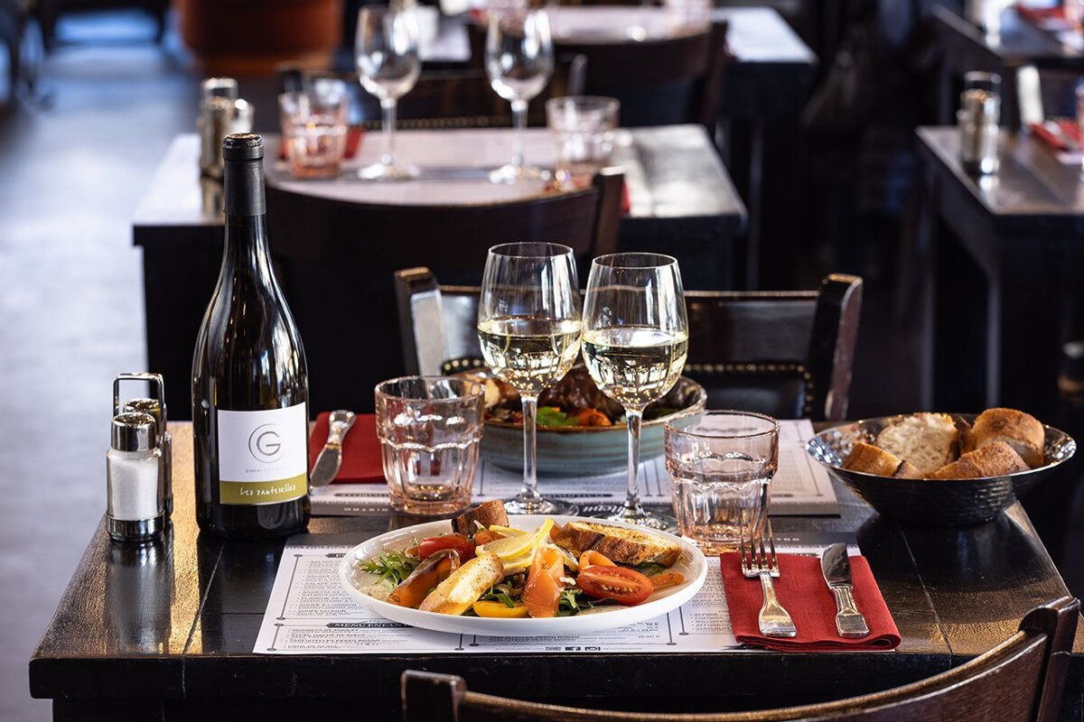 A bottle of wine with the letter g on it