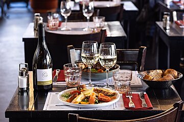 A bottle of wine with the letter g on it