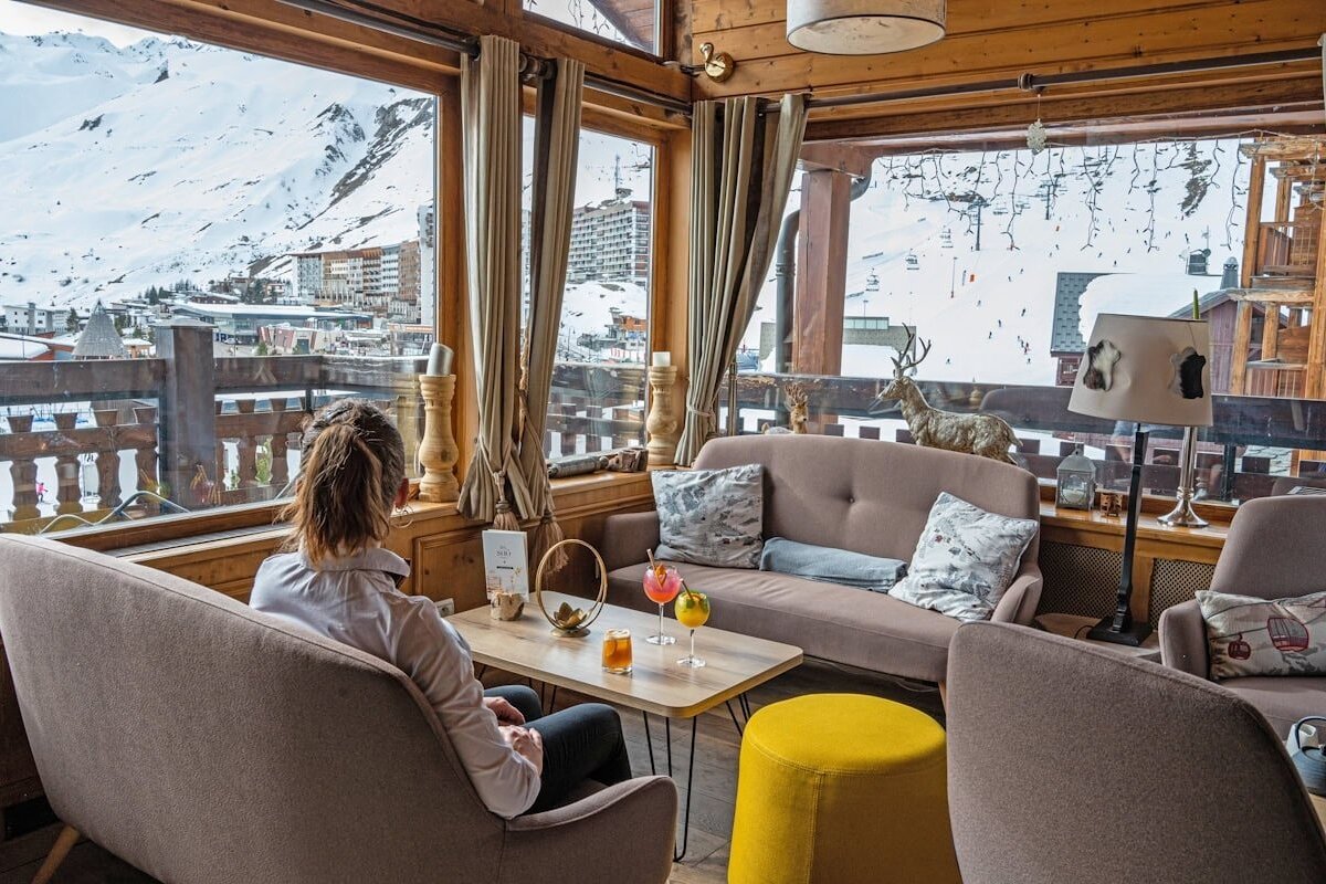 A table with two drinks and a sign that says the sid