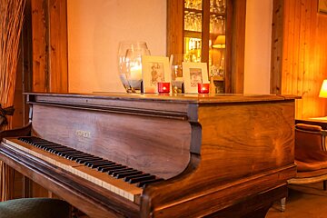 A piano that has the word zoppini on it