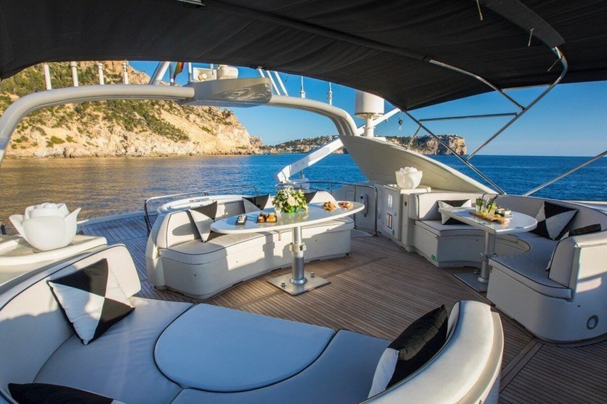Mochi 85' 25.75m Motor Yacht, Palma Centre & Marina stern