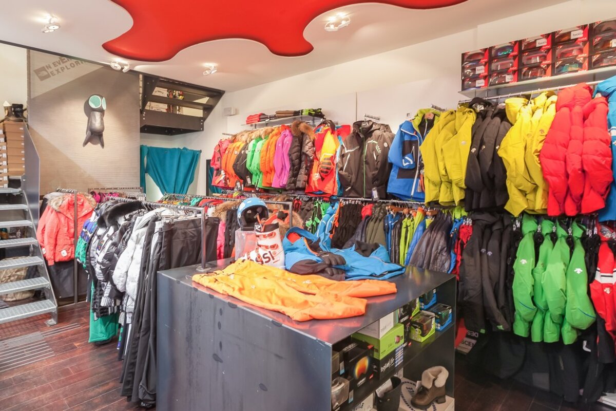 Skimium - Cyril's Sport Les Bergers Ski Hire, Alpe d'Huez - Centre shop interior