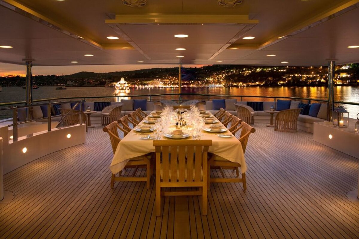 212 Yachts - One Week Yacht Charter Itineraries, Antibes dining
