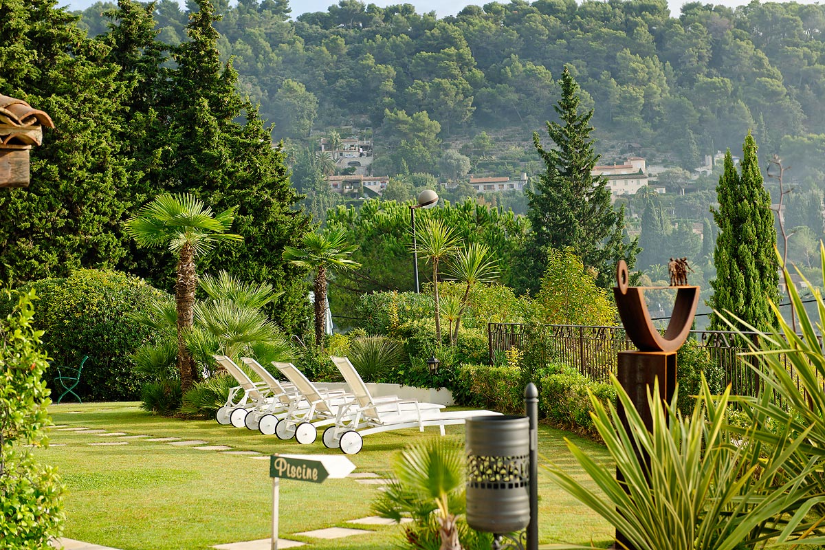 A garden with a sign that says ' piscine ' on it