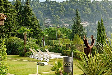 A garden with a sign that says ' piscine ' on it