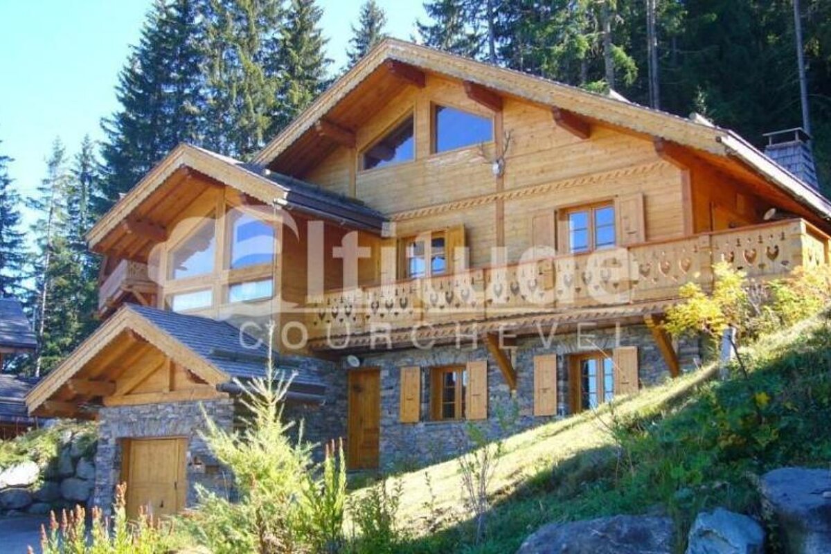 The word altitude that is on a building