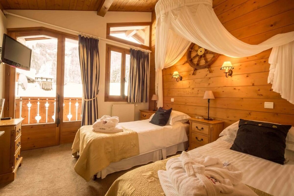 Au Coin du Feu Hotel, near Avoriaz twin bedroom
