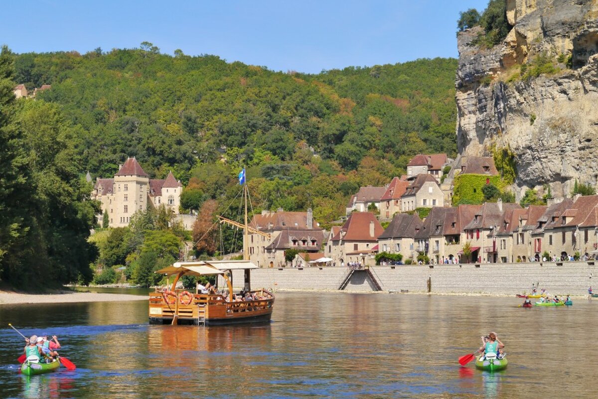 Gabares & canoes at La Roque Gageac