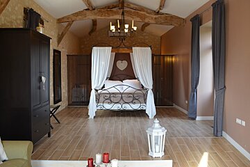 a picture of a hotel suite at Domaine les Jourdis, Les Leves-et-Thoumeyragues